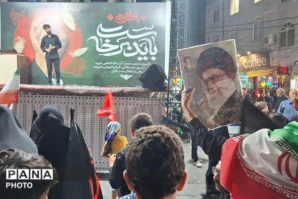 حضور دانش‌آموزان دبستان ملاصدرا در اجتماع سراسری و همخوانی سرود «باید برخاست»