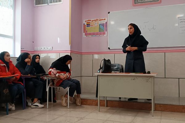 یک روز بدون کیف همراه با آموزش خود مراقبتی در دبیرستان شریعت 