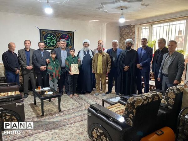 تکریم خانواده‌های معظم شهدا در شهر هشتگرد با حضور مدیران ارشد شهرستان