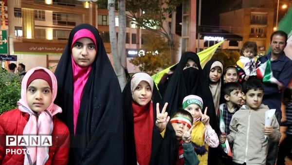 الله اکبر و پرچم ایران؛ نماد مقاومت نوجوانان همدانی در تجمعات شبانه