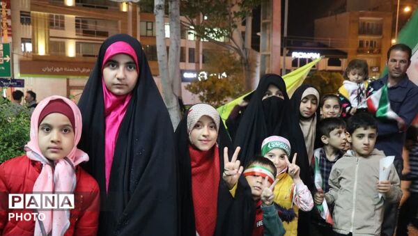 الله اکبر و پرچم ایران؛ نماد مقاومت نوجوانان همدانی در تجمعات شبانه