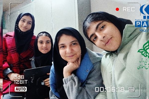 عکس یادگاری دانش‌آموزان کلاس ۸٫۲ دبیرستان نمونه خدیجه‌الکبری(س) قروه