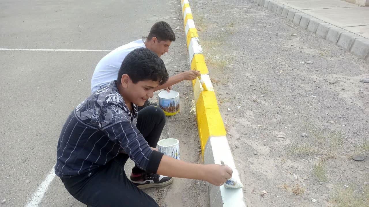 همت جهادی دانش‌آموزان سهندی در آماده‌سازی مدرسه