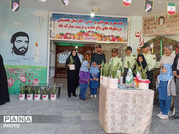 دبستان شاهد شهید عامل میزبان جمعی از نیروهای انتظامی به مناسبت هفته نیرو انتظامی