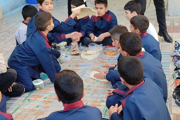 گرامیداشت روز جهانی تخم‌مرغ و تغدیه سالم در مدرسه هموطن۲ رودهن 