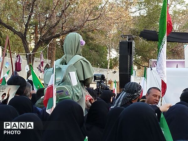 دانش آموزان کرمانی در سوگ «شهدای دبستان شجره طیبه میناب»