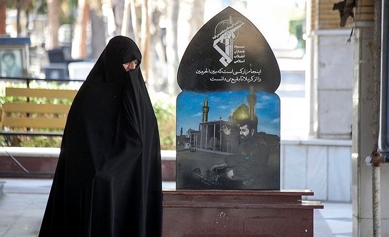 در بزرگداشت یاد شهدا بر اهمیت نقش خانواده‌های آنان بسیار تأکید می‌شود