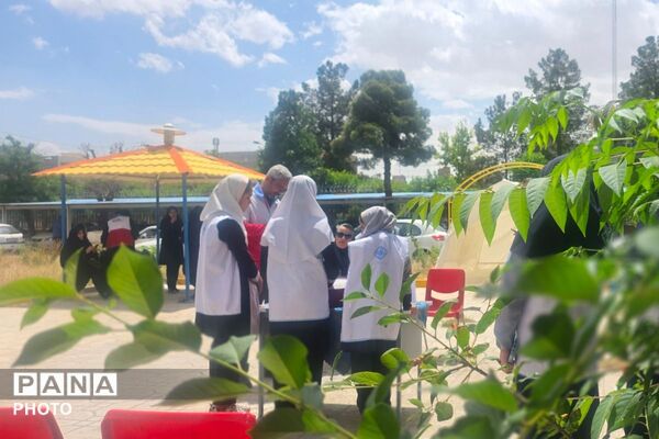 نمایی از یک روز آموزشی؛ سفیران سلامت در کنار کارشناسان بهداشت و هلال‌احمر