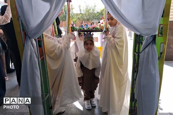 جشن شکوفه‌ها در دبستان بنی‌هاشمی شهرستان رباط‌کریم