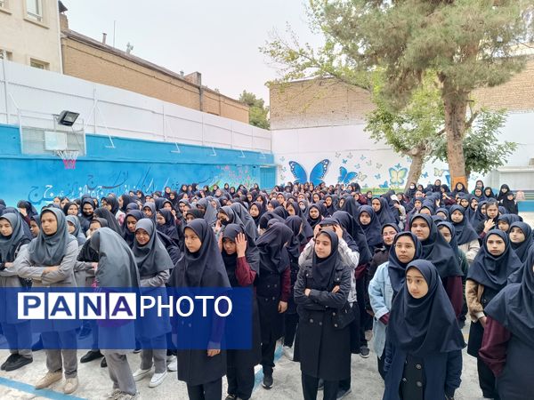 مراسم بزرگداشت شهید سیدحسن نصرالله و سردار شهید نیل فروشان در دبیرستان دخترانه امام حسین(ع) مشهد