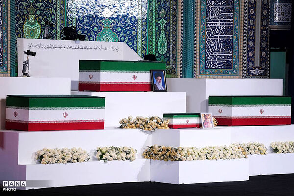 ادای احترام سران قوا و جمعی از مسئولان نظام بر پیکر مطهر رهبر شهید انقلاب