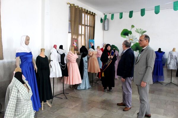 نمایشگاه هنرجویان هنرستان حافظ به‌مناسبت ایام دهه فجر