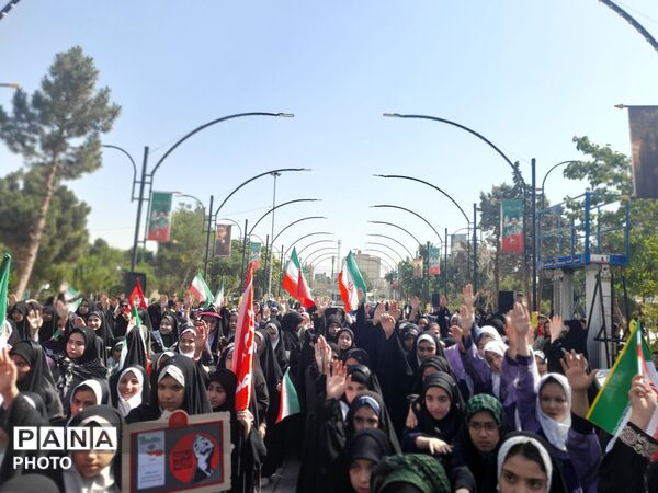 حماسه سرود 1000نفری دانش‌آموزان ناحیه ۴ کرج در بزرگداشت رهبر شهید