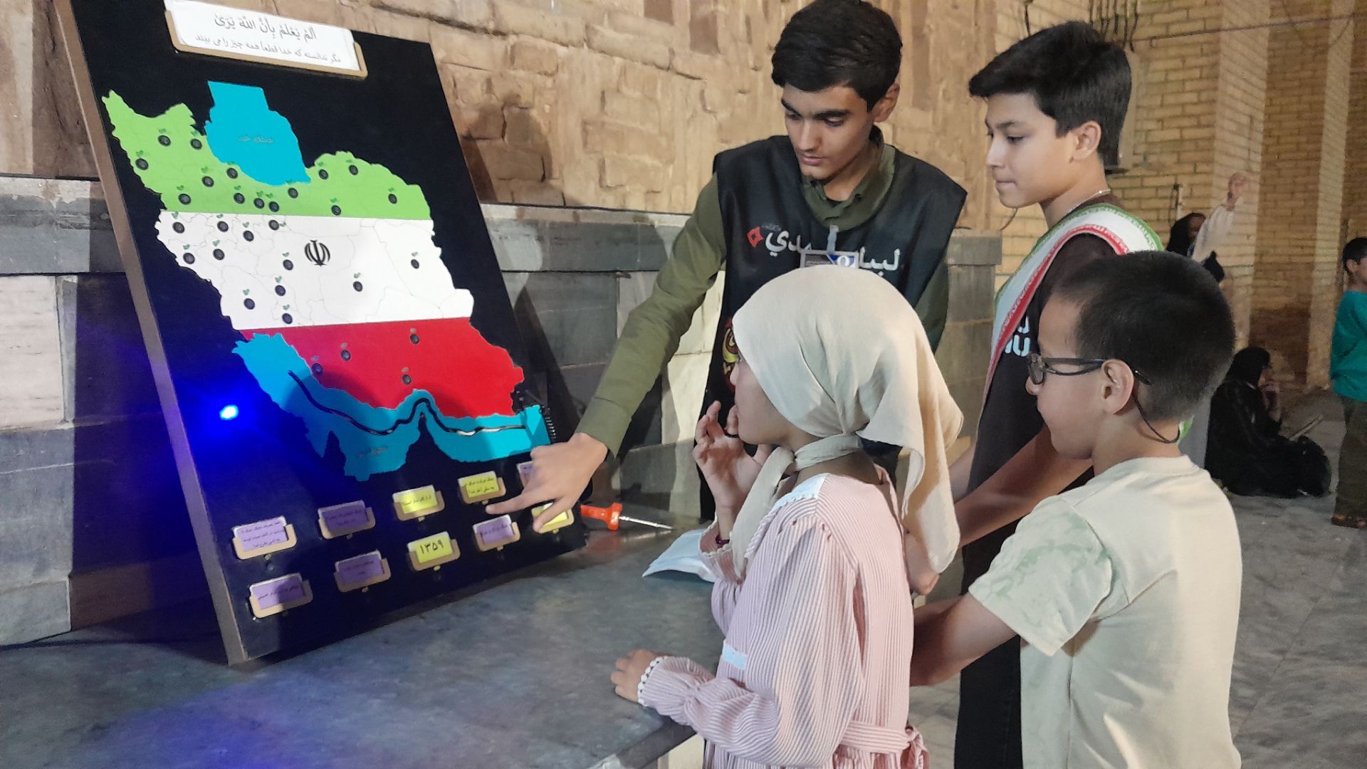 غرفه دهه نودی ها  در حسینیه امام خمینی 