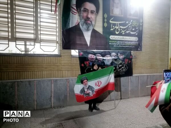 اجتماع بزرگ خانوادگی بر مدار ایران با حضور دانش آموزان ناحیه 3 مشهد