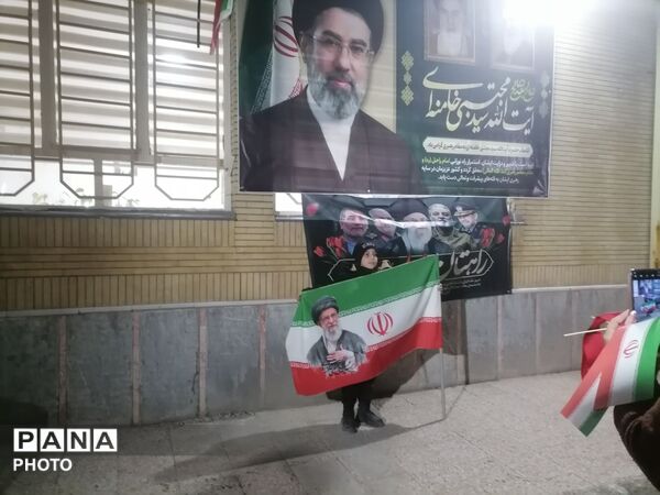 اجتماع بزرگ خانوادگی بر مدار ایران با حضور دانش آموزان ناحیه 3 مشهد