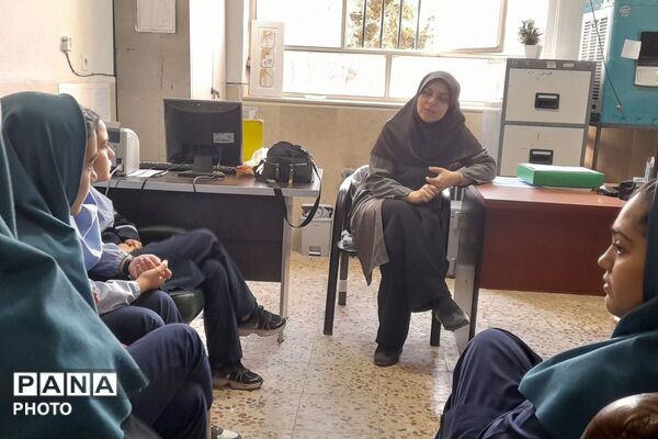 نشست تخصصی «همیاران مشاوره» در دبیرستان عفت