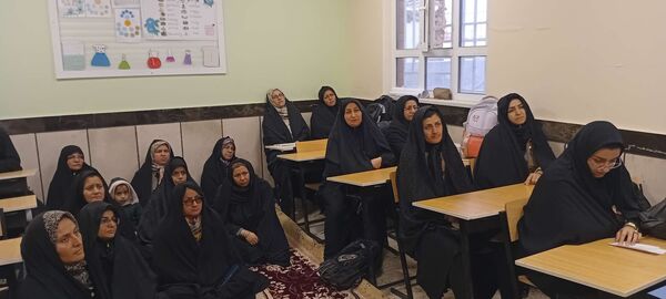 جلسه انجمن اولیا و تحویل کارنامه هشدار دبیرستان مادرمهربان خلیل آباد