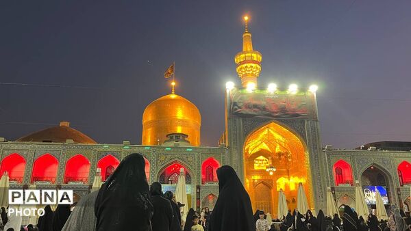 آرامشی زیر گنبد طلای امام رضا (ع)