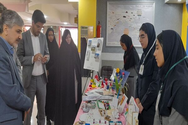 مراسم تجلیل از همیار معلم‌های نمونه دبیرستان آرمیتا مصلی نژاد