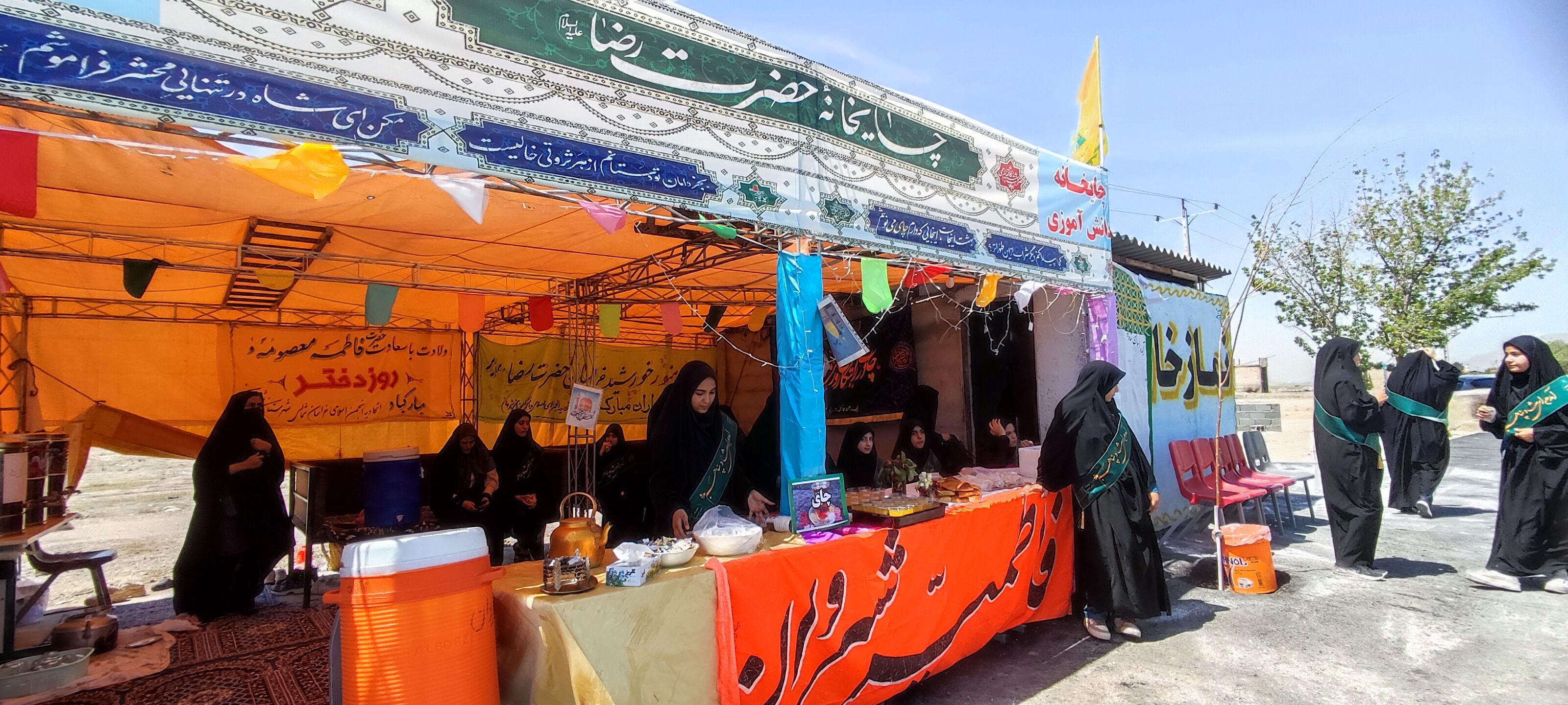 همکاری خادمیاران مدرسه فاطمیه با چایخانه دانش‌آموزی حضرت رضا (ع) در شیروان