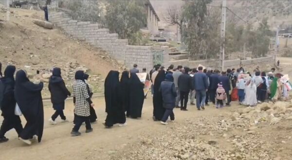 حضور پرشور دانش‌آموزان مدرسه فردوسی سرمازه در راهپیمایی ۲۲ بهمن