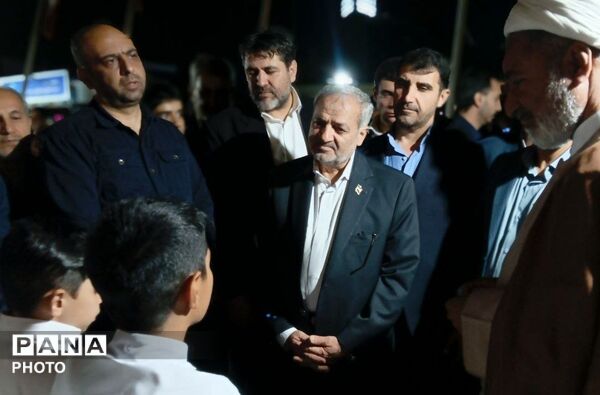 وزیر آموزش و پرورش در جمع دانش آموزان مشهدی ؛ از اقامه نماز تا بازدید از غرفه های دانش آموزی