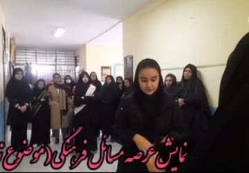 بازدید اولیا دانش آموزان از نمایشگاه مدرسه انقلاب دبیرستان همت