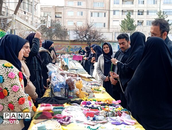 بازارچه کسب و کار دانش آموزی در دبیرستان افشار نژاد ناحیه پنج مشهد