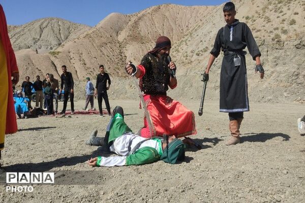 تعزیه خوانی در روز اربعین حسینی در جوار گلزار شهدای شهر بار نیشابور 