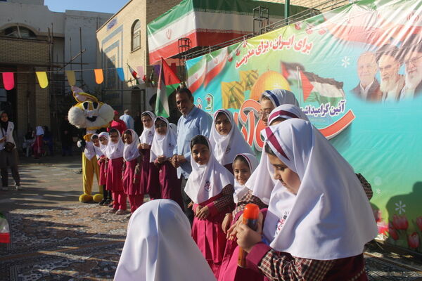 جشن روز دانش‌آموز در دبستان امید انقلاب بوشهر