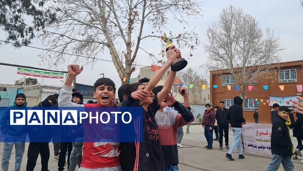 برگزاری مسابقه فوتبال گل کوچک درون مدرسه‌ای به‌مناسبت دهه فجر دبیرستان  پژوهش آشخانه 