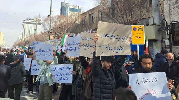 حضور پرشور مردم مشهد در راهپیمایی ۲۲بهمن 