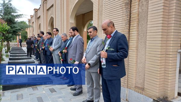 تجدید پیمان با شهدا به مناسبت هفته گرامیداشت مقام معلم