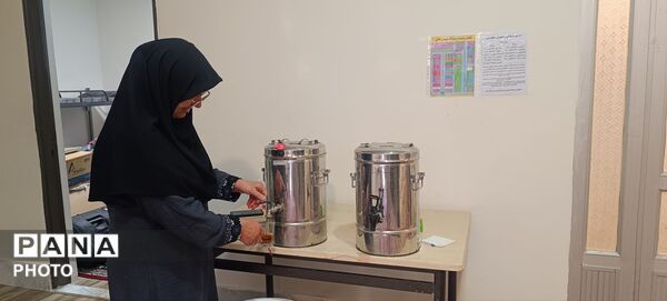 جشنی به پاس تجلیل از افتخار آفرینی دانش آموزان دبیرستان وکیلی۱۰
