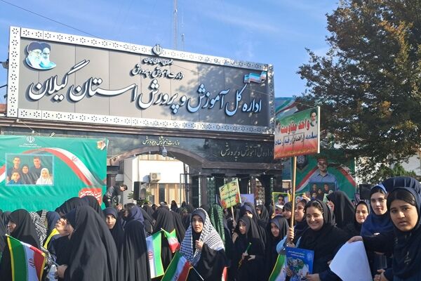 رشت در صبح ۱۳ آبان؛ نمایش شور و همبستگی دانش‌آموزان گیلانی
