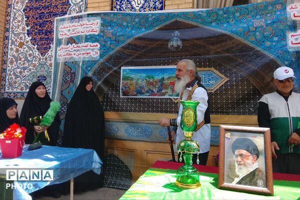 حضور خادمان امام رضا (ع) در حاشیه نماز جمعه و مراسم بدرقه رهبر شهید انقلاب