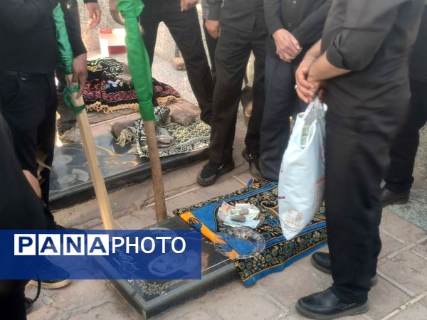 آیین جمع آوری نذورات مردمی در روز عاشورا 