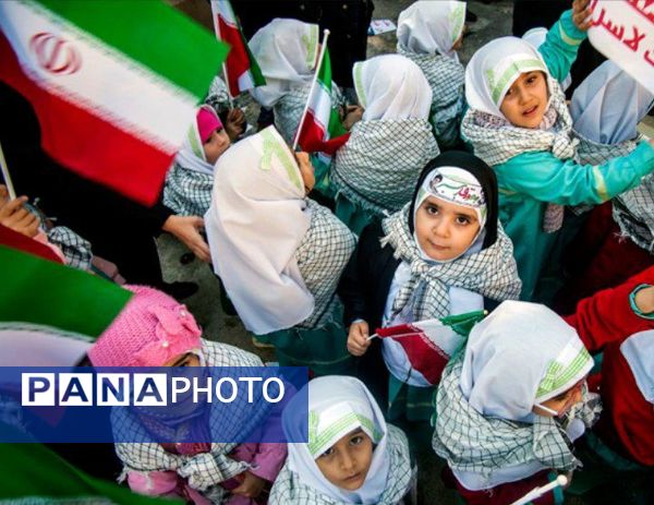 جشن انقلاب در دبستان لاله‌های انقلاب 