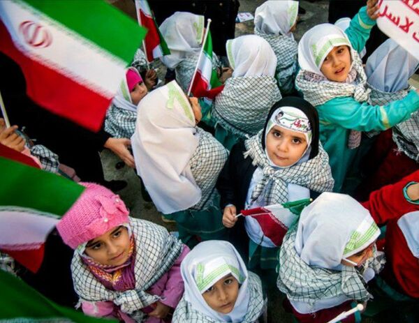 جشن انقلاب در دبستان لاله‌های انقلاب 