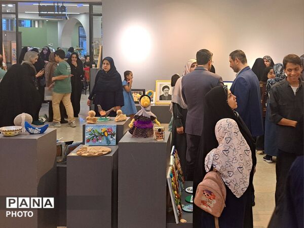 نمایشگاه آثار هنری اعضای کانون پرورش فکری کودکان و نوجوانان قم در مجموعه کتاب سرو