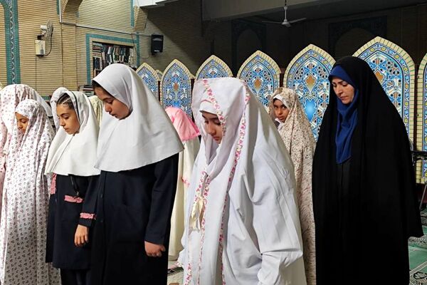 حضور دانش آموزان دبستان هدی یک در مسجد صاحب الزمان (عج) 