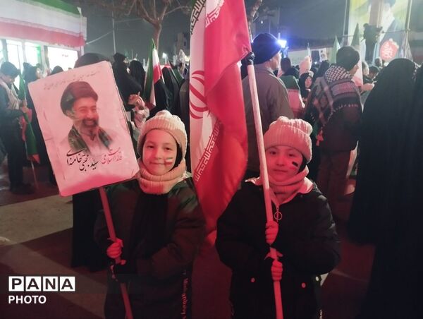 حضور مردمان محله های مختلف در چهارراه برق مشهد