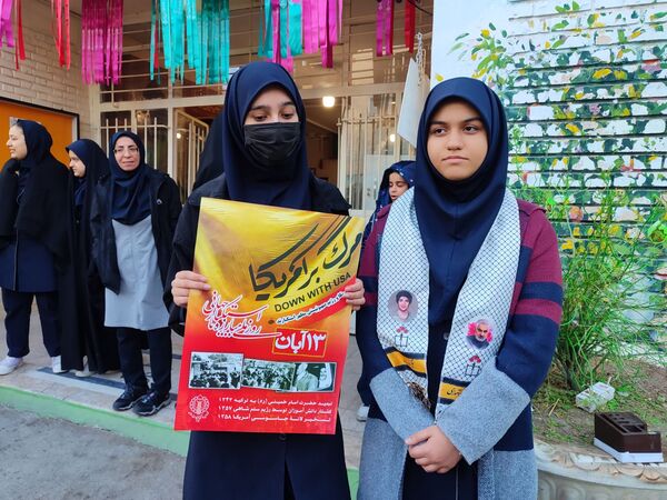 دانش آموزان شاهد تکتم ناحیه۳ ،پرچمداران راهپیمایی ۱۳ آبان