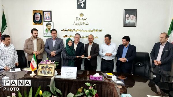 تقدیر از دانش آموز خبرنگاران ملکان توسط مدیر آموزش و پرورش