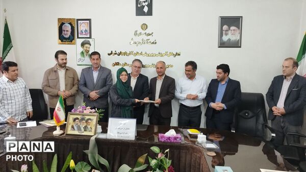 تقدیر از دانش آموز خبرنگاران ملکان توسط مدیر آموزش و پرورش