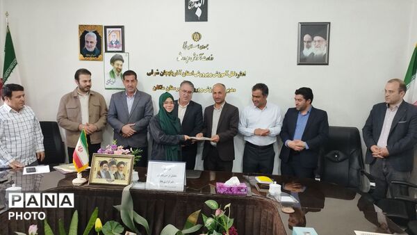 تقدیر از دانش آموز خبرنگاران ملکان توسط مدیر آموزش و پرورش