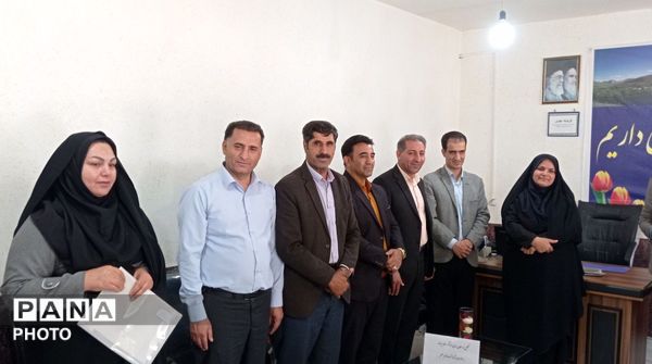 تجلیل از معلمان و مدیران منتخب ابتدایی بیرانوند در آیین زنگ سپاس