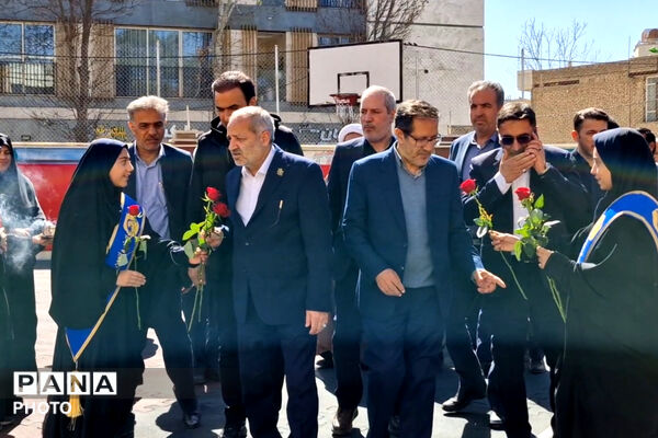 وزیر آموزش و پرورش میهمان دانش‌آموزان مدرسه شاهد دالکی