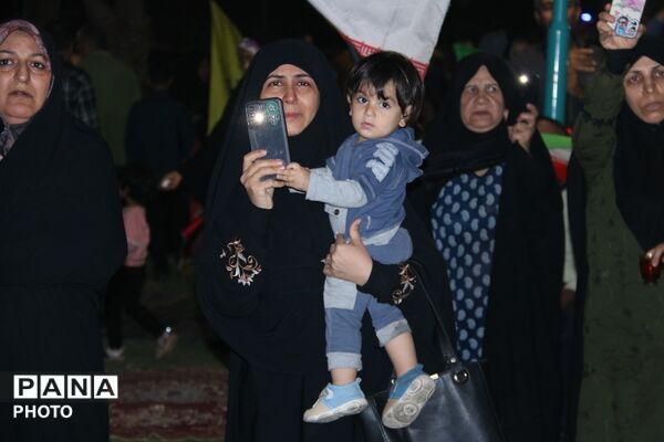 اهتزاز پرچم سه‌رنگ جمهوری اسلامی ایران در میدان امام حسین یزد 